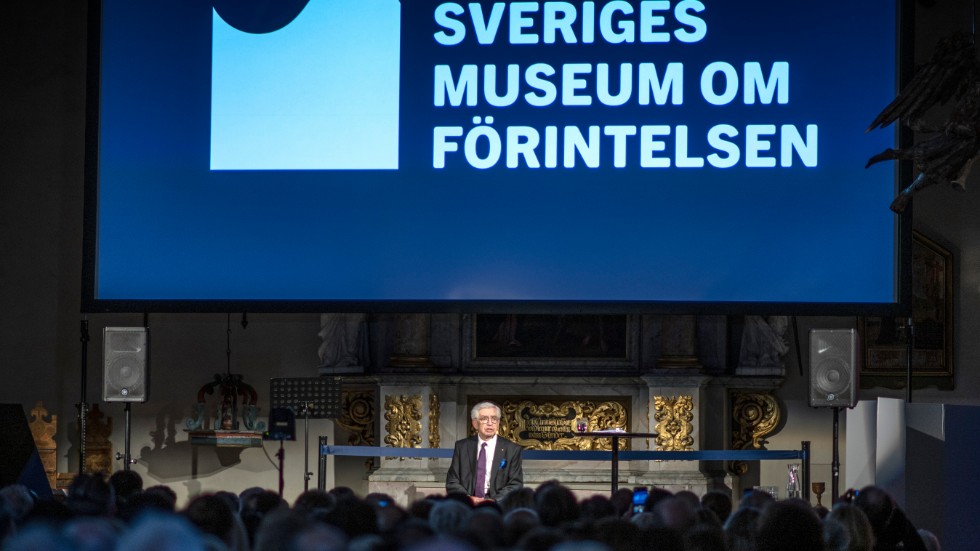 Tobias Rawet, vice ordförande i föreningen Förintelsens Överlevande i Sverige, talar under invigningen av Sveriges museum om Förintelsen.