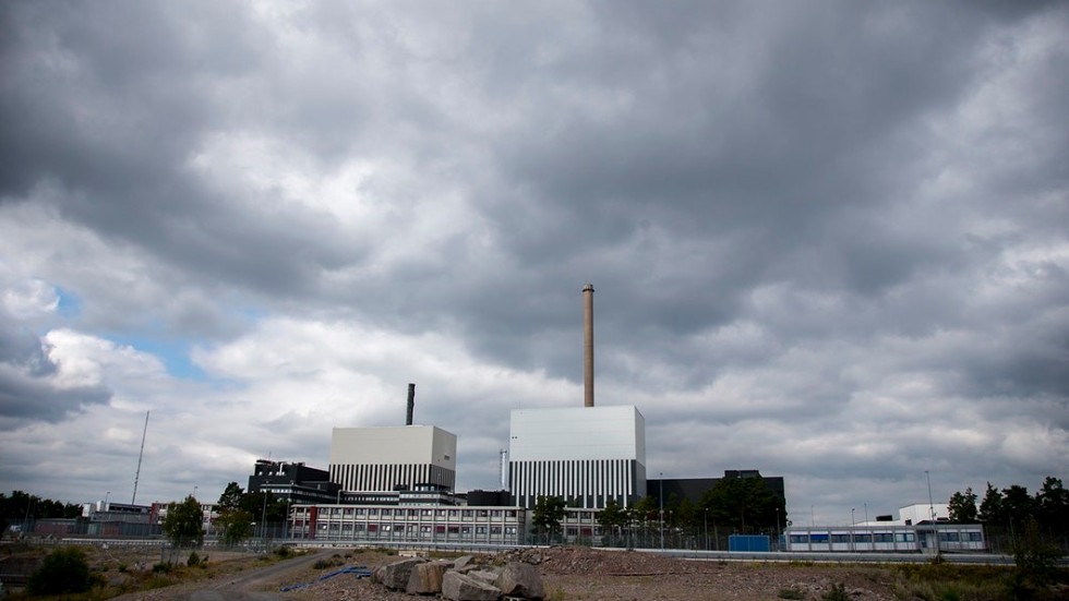 "Kärnkraften finns knappt på pappret i restmajoritetens värld medan vindkraft som tar lika lång tid att bygga som kärnkraft är en realitet som ska lösa elkrisen. Det säger sig självt att C och S inte kommer lägga två fingrar i kors för att rädda kärnkraftverket i Oskarshamn eller verka för att nya reaktorer byggs där", skriver debattörerna.