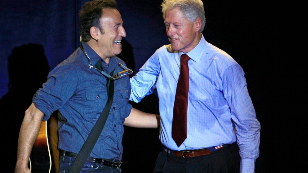 Bruce Springsteen har alltid ställt upp för Demokraterna. Här syns han tillsammans med Bill Clinton (USA:s president 1993-2001).