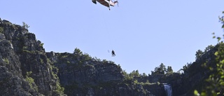 Två fast på bergssida – räddades med helikopter