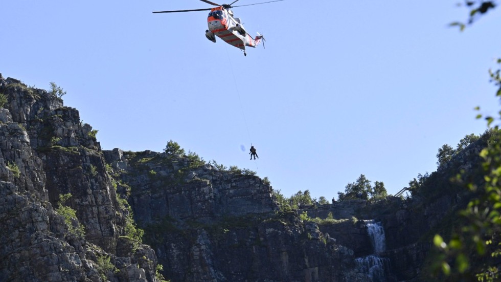 En man och en kvinna fastnade på en brant bergvägg i Älvdalens kommun. En helikopter från Stavanger hjälpte till i räddningsarbetet.
