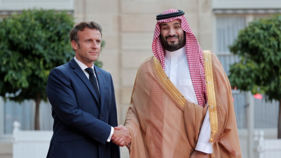 Frankrikes president Emmanuel Macron välkomnar Saudiarabiens kronprins Mohammed bin Salman när han anländer till Élyséepalatset. Arkiv
