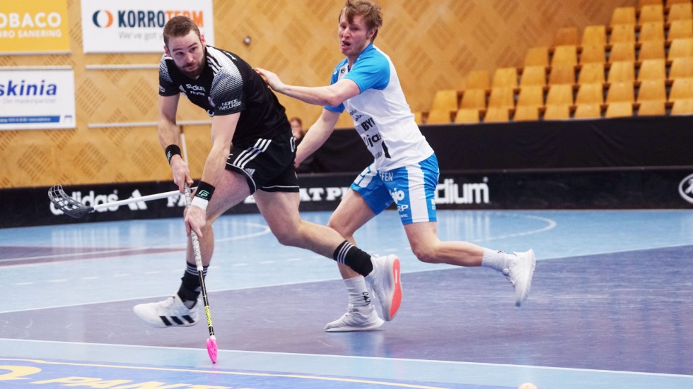 Libk:s Martin "Marre" Karlsson skickar i väg bollen i den heta kvartsfinalmatchen mot Kalmarsund. 