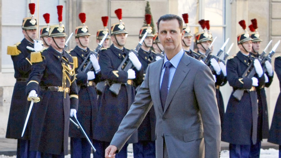 Syriens president Bashar al-Assad anländer till det franska presidentpalatset under ett statsbesök i december 2010, fyra månader innan det syriska inbördeskriget bryter ut.