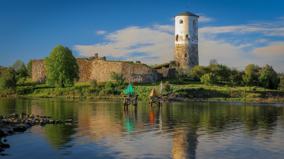 Dagens bild. Tidig junimorgon vid Stegeborgs slottsruin.