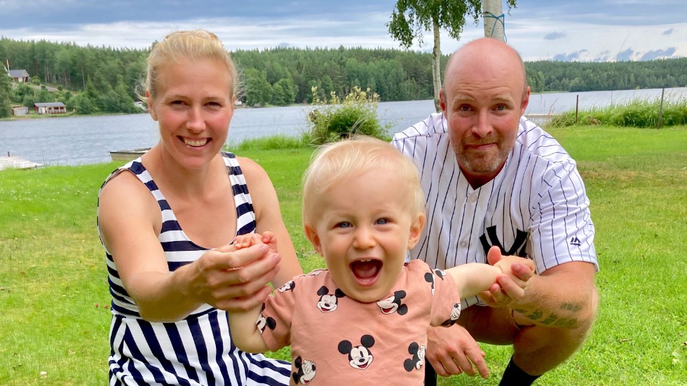Tommy Samuelsson har efter 13 år flyttat tillbaka till Vimmerby tillsammans med Anna Hjelm och sonen John. "Det ska bli spännande att lära känna Vimmerby igen", säger han.