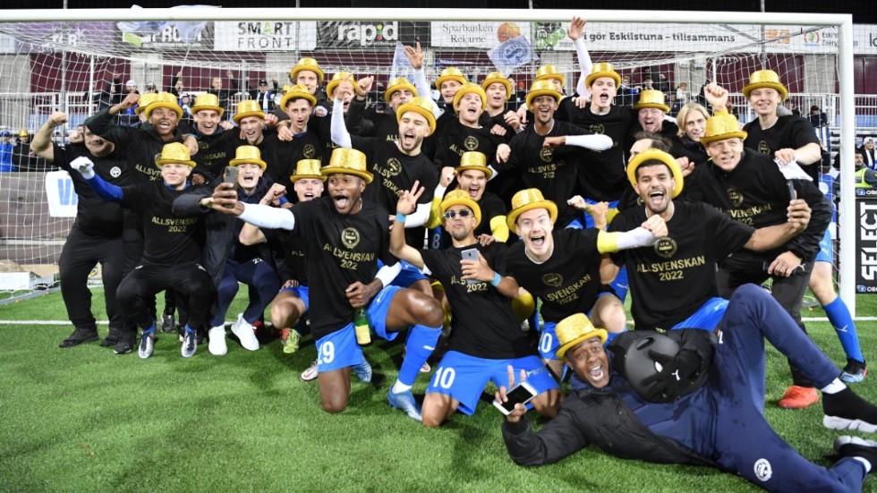 IFK Värnamo firar allsvenskt spel med guldhattar. Kanske får de också fira en ny arena om några år.