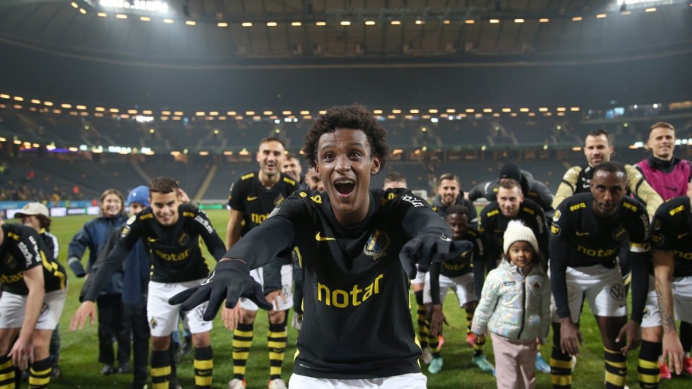 AIK:s Amar Abdirahman Ahmed och resten av laget jublar efter lördagens allsvenskan mellan AIK och Östersunds FK.