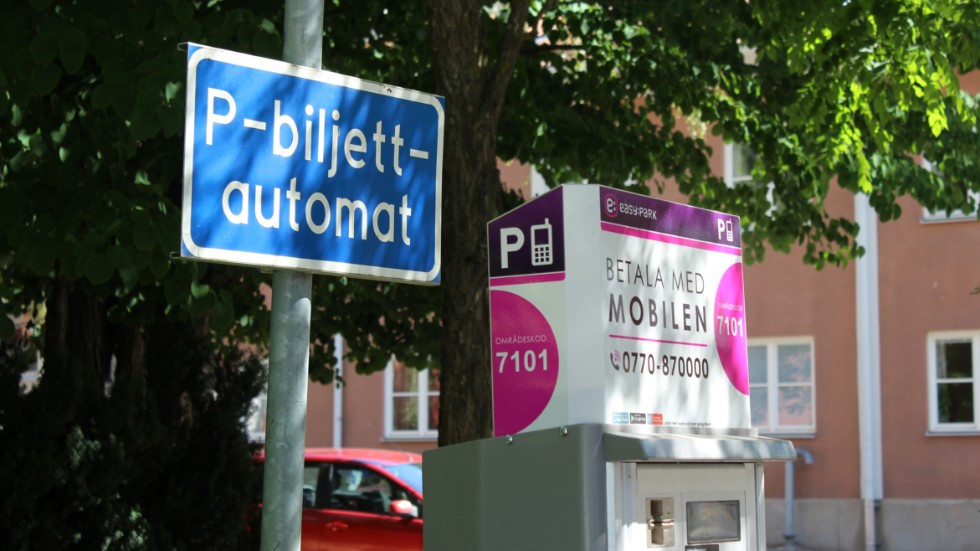 "Det är relativt kostsamt och svårt att tekniskt kunna tillhandahålla parkeringsköp via automat på så många platser och med god tillgänglighet" skriver Motala kommun.