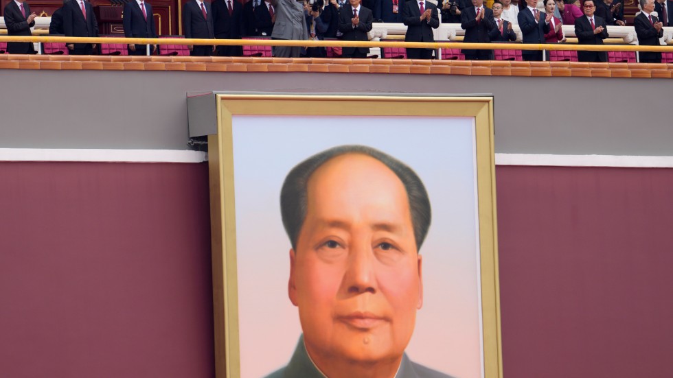 Kinas president Xi Jinping vinkar ovanför en tavla på diktatorn Mao Zedong under kommunistpartiets hundraårsfirande.