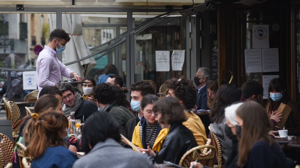 Efter en över sex månader lång nedstängning på grund av pandemin kan parisarna åter nyttja uteserveringarna. Här det välbesökta kaféet Les Petites på vänstra Seine-stranden i Paris.