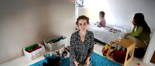 Mamma med fyra barn söker förgäves efter bostad: "Pinsamt behöva kajka runt"