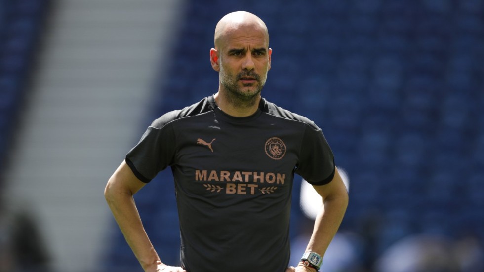 Pep Guardiola under fredagens träning med Manchester Citys på finalarenan Estádio do Dragão i Porto.