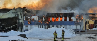Stor brand i industribyggnad i Norrbotten – hundratals fordon förstörda: ”Stora värden som går upp i rök”