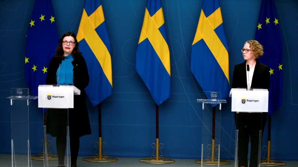 Utbildningsminister Anna Ekström och Britta Björkholm, avdelningschef på Folkhälsomyndigheten gav beskedet att obligatorisk fjärr- och distansundervisning för elever i gymnasiet upphör från den 1 april.