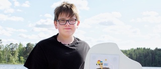 13-årige Axl kör egen glassbåt - säljer glass till badgäster