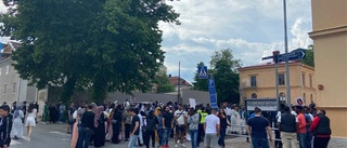 Kalabalik vid studentavslutningen på Nicolaiskolan: "Tumultartat när polis angreps med rökskum"