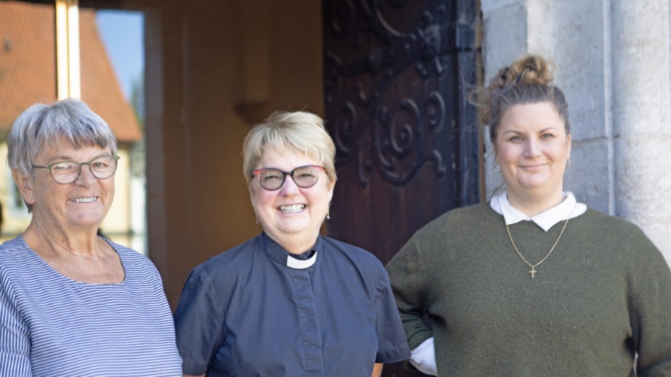 Inger Harlevi, Elisabeth Storm och Dalia Munck utanför domkyrkan - som fått en ny dörr. 