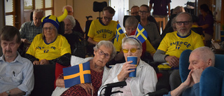 Fotbollsfest på äldreboendet – Gun, 91: "Håller givetvis på Sverige"