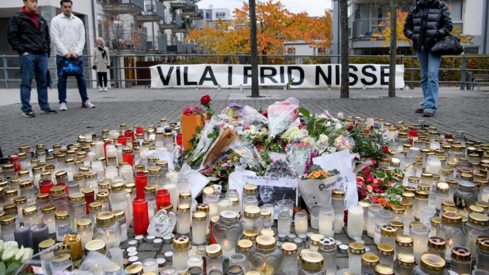 Blommor och ljus i närheten av platsen i Hammarby sjöstad i Stockholm där Nils Grönberg, mer känd som rapparen Einár, sköts till döds för en vecka sedan.