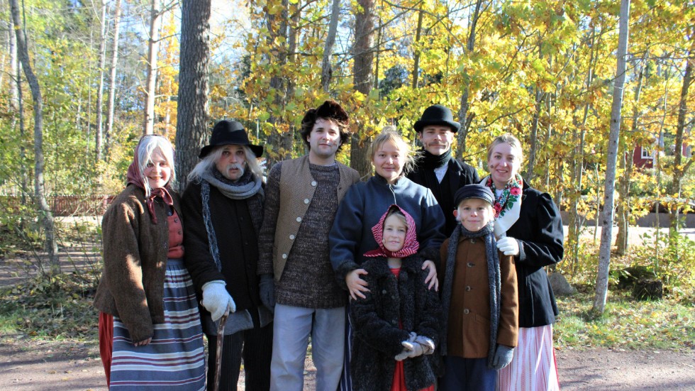 Familjen Svensson i Katthult kom promenerandes och ville gladeligen vara med i Viimmerby Tidningen.