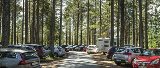 Flera år av parkeringsproblem vid stranden – kommunen saknar lösningar: "Det är en knepig situation"