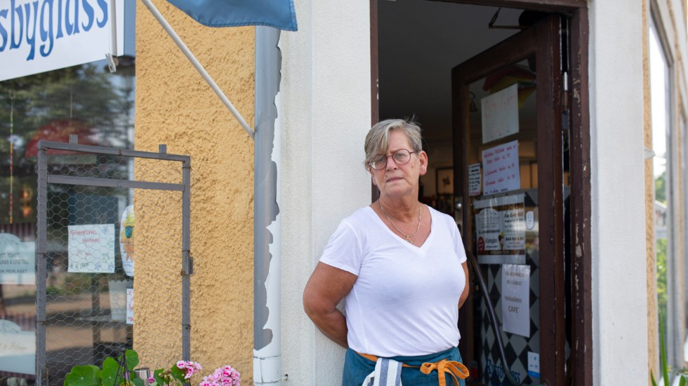 Kaféägaren Maria Sandebo är chockad och orolig efter det som hänt och riktar skarp kritik till Eksjö kommun.
