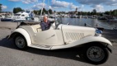 Två pigga 70-åringar som gjorda för varandra – Stig från Strängnäs älskar sin jämngamla "Morris": "Bilen går klanderfritt"