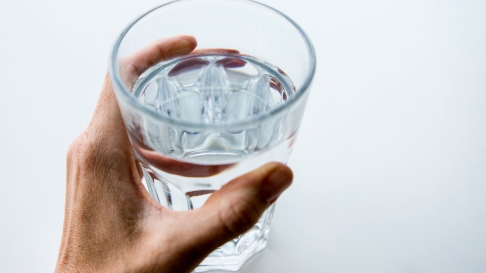 MSB rekommenderar ett lager på minst tre liter vatten per person för en veckas tid. Arkivbild.