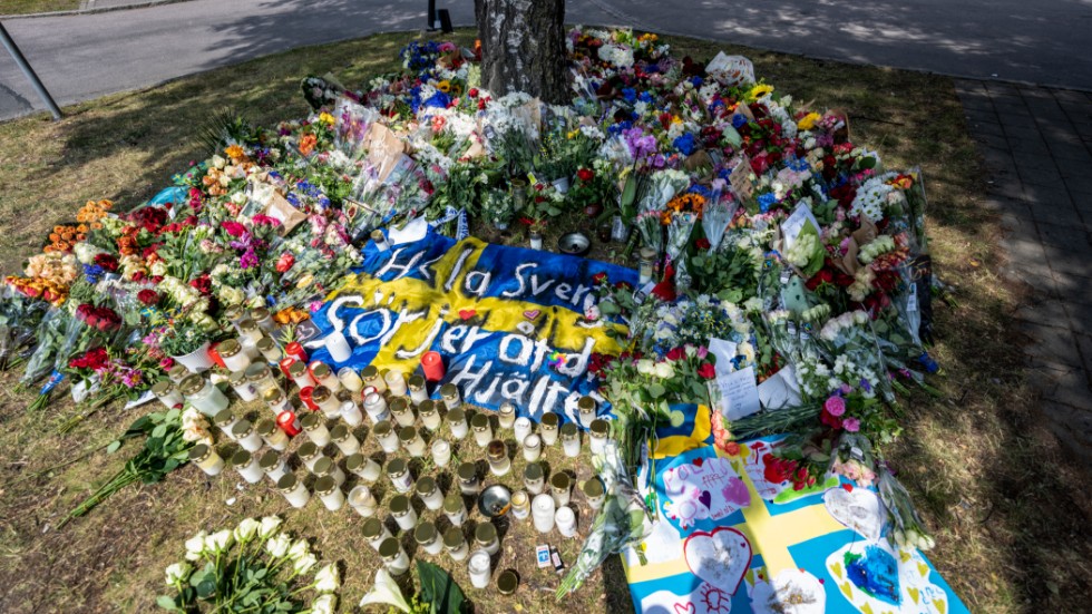 Blommor och ljus vid mordplatsen två dagar efter dödsskjutningen i Biskopsgården.