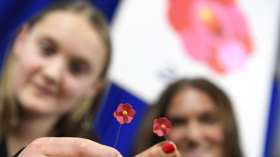 12-åriga Elin Eisele från Alingsås presenterar 2020 års blomma med generalsekreterare Tove Lindahl Greve. Då det inte blev någon försäljning i fjol är det denna blomma som i år säljs digitalt. Arkivbild.