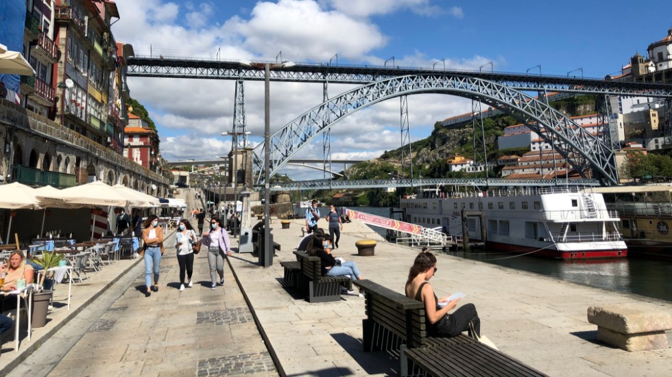 Försommarvärme råder längs Douro-floden i Porto. Här står Portugal värd för ett EU-toppmöte om arbetsmarknaden och sociala frågor under fredagen och lördagen.