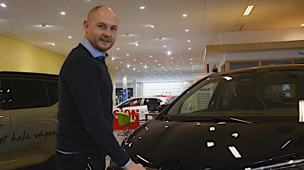 Jonas Nilsson, säljare på Skobes, märker ett ökat intresse för elbilar bland kunderna. Så han laddar för framtiden.