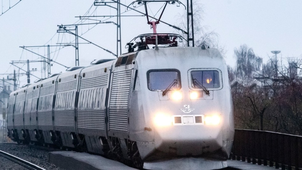 Ett X2000-tåg passerar Station Rosengård i Malmö. Arkivbild