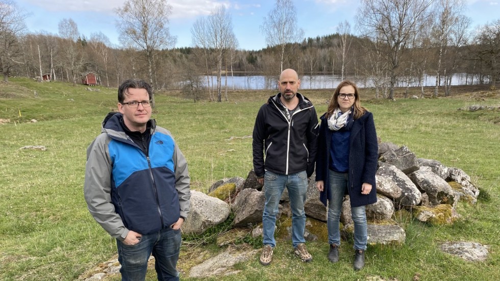 Alexander Alexandersson, Magnus Andersson och Maria Andersson i byn Spjuthult är oroade över hur den nya vindkraftparken kommer att påverka deras hälsa. Vindkraftverken kommer att ligga i skogen bakom sjön. 