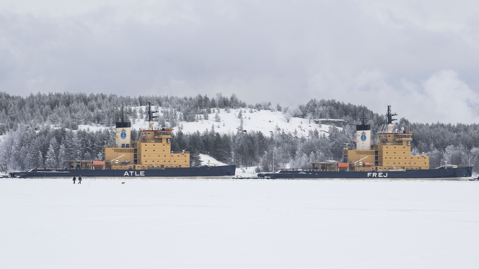 Sjöfartsverkets isbrytare Atle och Frej i hamnen i Luleå 2020.