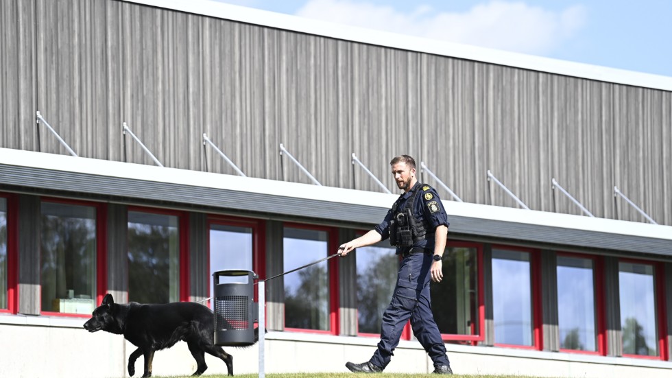 Polis på plats utanför skolan i Nässjö.