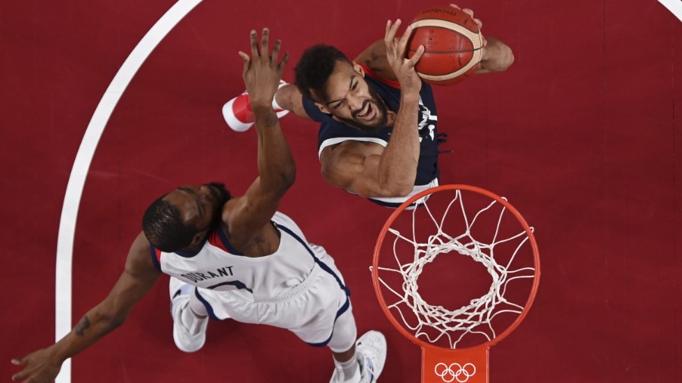 USA:s Kevin Durant (till vänster) rår inte på Frankrikes Rudy Gobert.