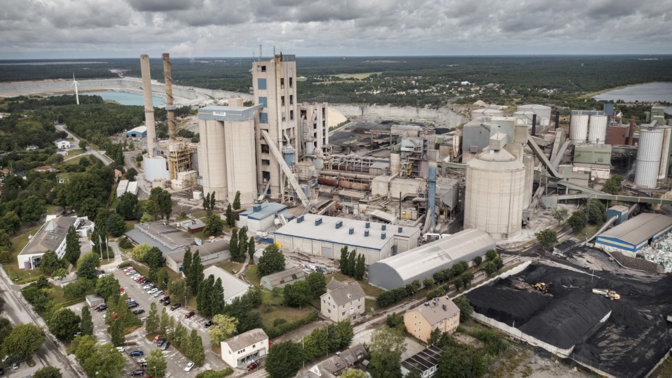 Cementas fabrik i Slite på Gotland kan stoppa sin brytning av kalk och produktion av cement på Gotland den 31 oktober. Arkivbild.