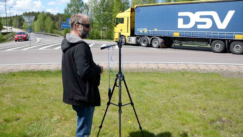 Vimmerby Tidnings reporter Olof Carlson räknar bilar, lastbilar och en och annan rattsurfare i Åkeboronellen utanför Vimmerby.