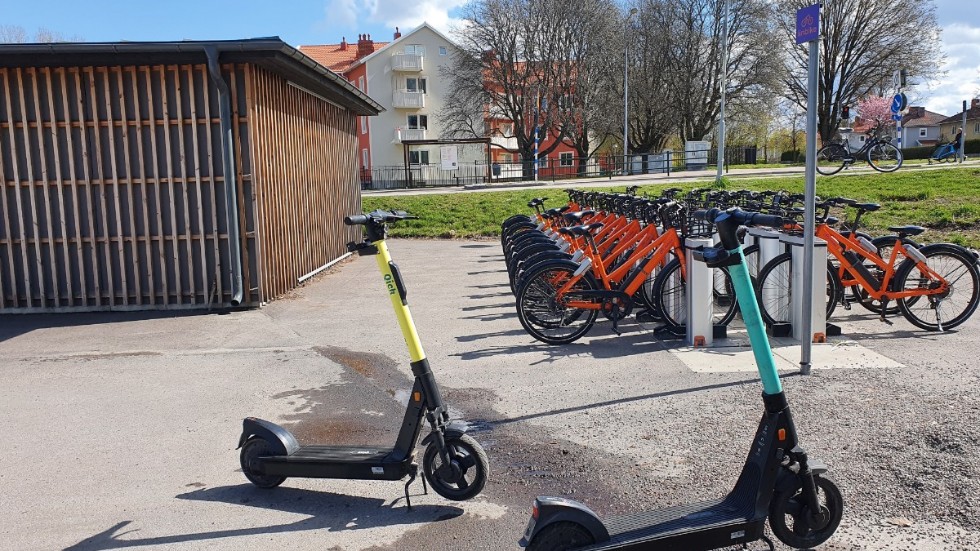 De kommunala elcyklarna måste återlämnas i sina ställ. Ännu har jag inte sett en enda orange kommunal cykel slängd på en cykelbana, skriver insändarskribenten.