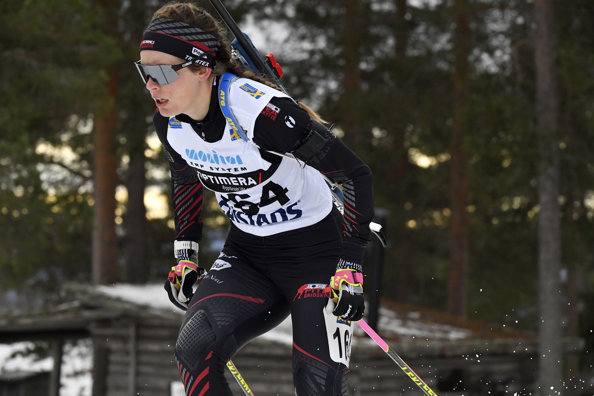 Elvira Öberg sekunder från segern – trots tre bom
