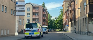 Polistillslag mot flera adresser i centrala Linköping