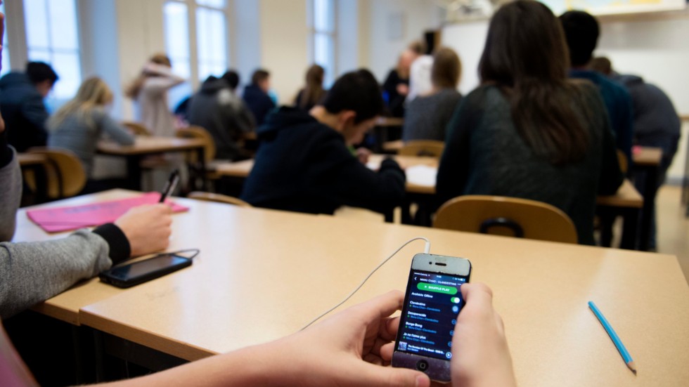 I klassrummet ska fokus vara på undervisningen. Elevers privata användning av mobiltelefoner på lektionstid ska därför förbjudas om inte läraren säger att det är tillåtet, skriver artikelförfattarna.