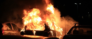 Tre bilar helt utbrända på parkering – risk för spridning till carport