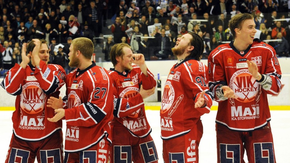 Victor Romfors pustar ut och tar in jublet efter att ha varit med och tagit upp VIK till Hockeyallsvenskan. Från vänster: Viktor Lindell, Alexander Pettersson, Sebastian Bengtsson, Victor Romfors och Joakim Thelin.