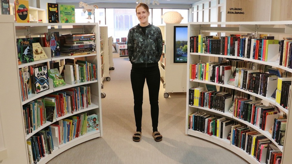 Lisa Schouenke, ny chef på biblioteket berättar en glad nyhet för alla bokälskare i kommunen. Nu blir det åter möjligt att besöka biblioteken i Virserum och Hultsfred. Om än i begränsad omfattning.