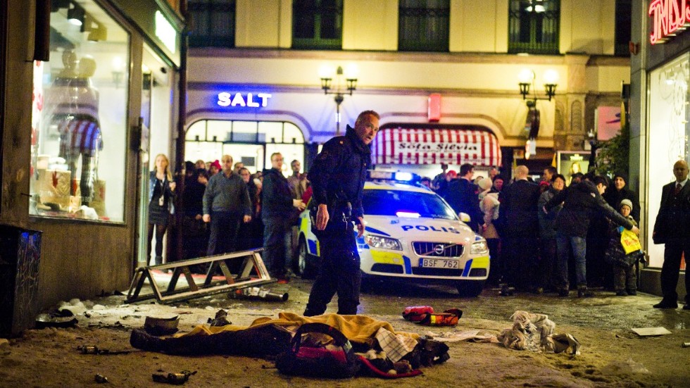 2010 framträdde den förste islamistiske självmordsbombaren i Sverige. Den varningssmällen fick dock inte slapphetens strukturer att tappa greppet. Men nu kanske? 