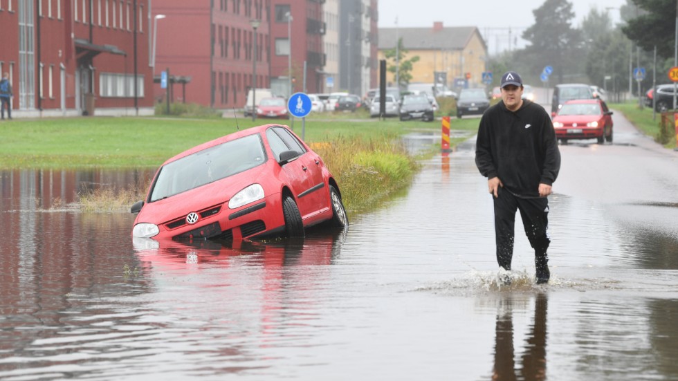 Personbilar fast i vattenmassor på Kungsbäcksvägen i Gävle efter skyfallet natten till onsdag.