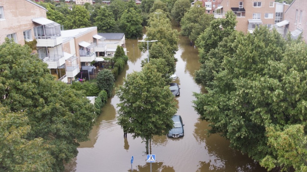 Flera bostadsområden i Gävle står under vatten efter det kraftiga skyfallet under natten mot onsdagen.